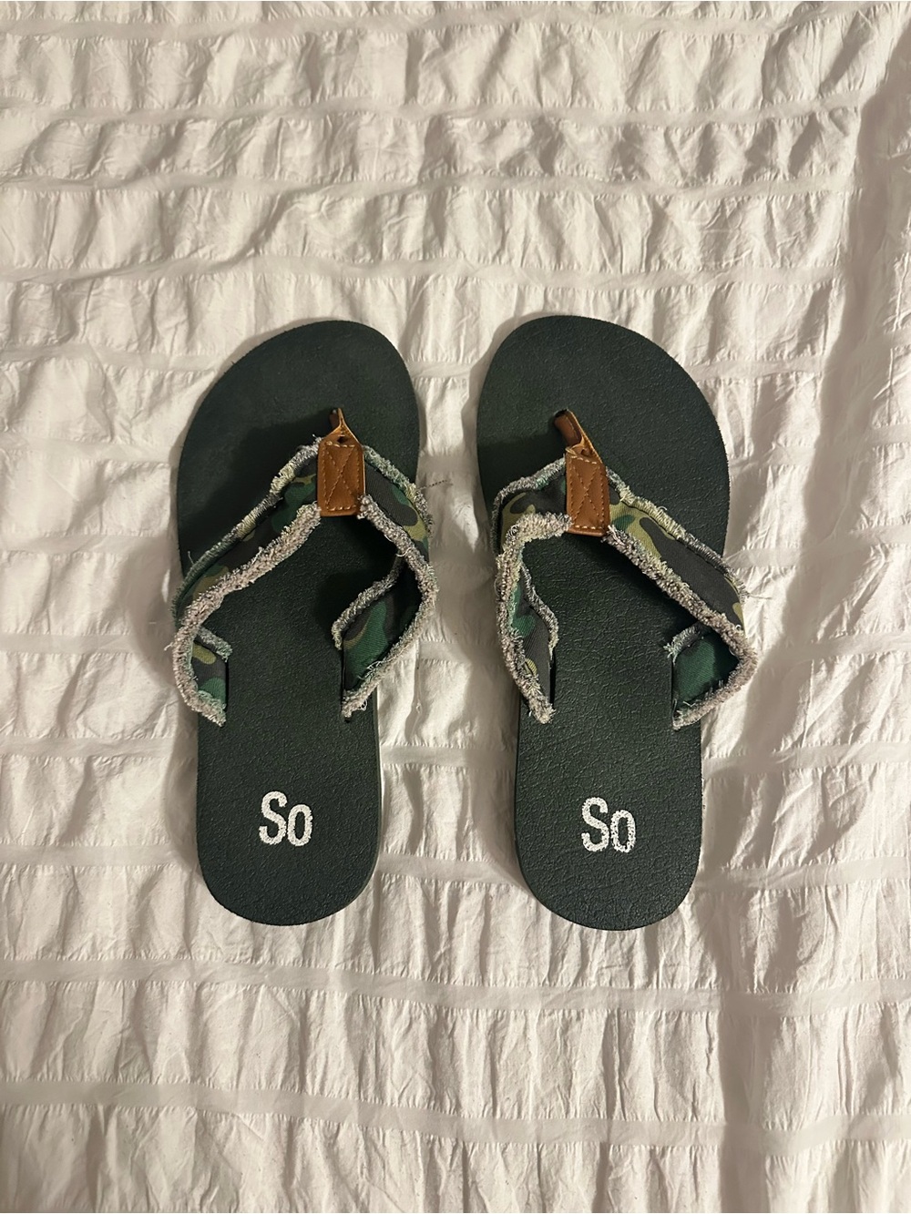So Women’s Army Green Flip Flop Sandals Approximately Size 7